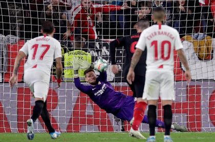 Lopetegui augura un partido "muy exigente" y no descarta a Vaclík pese a la lesión Lopetegui augura un partido "muy exigente" y no descarta a Vaclík pese a la lesión