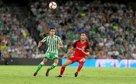 Mandi y Franco Vázquez disputan un balón en el último Betis-Sevilla. Mandi y Franco Vázquez disputan un balón en el último Betis-Sevilla.