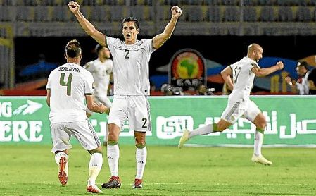 Mandi celebra un gol con Argelia durante la Copa África 2019. Mandi celebra un gol con Argelia durante la Copa África 2019.