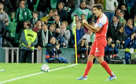 Jesús Navas celebra la victoria en el derbi sobre el césped del Benito Villamarín. Jesús Navas celebra la victoria en el derbi sobre el césped del Benito Villamarín.