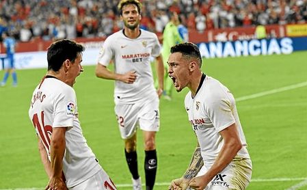 Navas y Ocampos celebran un gol sevillista. Navas y Ocampos celebran un gol sevillista.