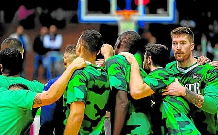 La plantilla del Real Betis, antes de comenzar un partido en San Pablo. La plantilla del Real Betis, antes de comenzar un partido en San Pablo.