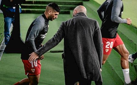 Monchi anima a Banega antes de saltar al Benito Villamarín en el último derbi. Monchi anima a Banega antes de saltar al Benito Villamarín en el último derbi.