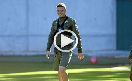 Joaquín le canta al Betis. Joaquín le canta al Betis.