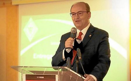 José Castro, durante el XIV Encuentro de Peñas en Torrox. José Castro, durante el XIV Encuentro de Peñas en Torrox.