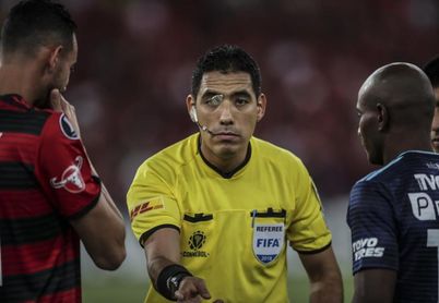 La Conmebol saca del VAR de la final de la Libertadores al peruano Diego Haro La Conmebol saca del VAR de la final de la Libertadores al peruano Diego Haro