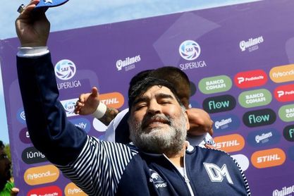 Maradona renuncia como entrenador de Gimnasia y Esgrima La Plata Maradona renuncia como entrenador de Gimnasia y Esgrima La Plata