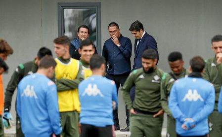 El Betis trabajar en tres fichajes para enero. El Betis trabajar en tres fichajes para enero.