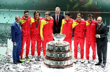 El rey Felipe VI entrega la Ensaladera al equipo español El rey Felipe VI entrega la Ensaladera al equipo español