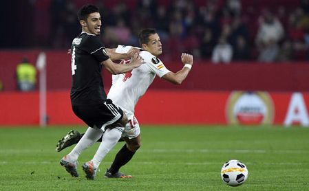 Chicharito se ha dejado ver poco ante el Qarabag. Chicharito se ha dejado ver poco ante el Qarabag.