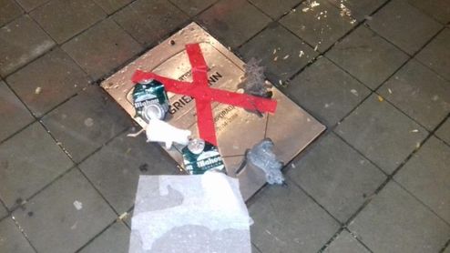 Basura y ratas de peluche sobre la placa de Griezmann en el Metropolitano Basura y ratas de peluche sobre la placa de Griezmann en el Metropolitano