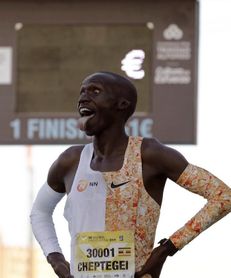 Cheptegei bate el récord del mundo de 10K en Valencia Cheptegei bate el récord del mundo de 10K en Valencia