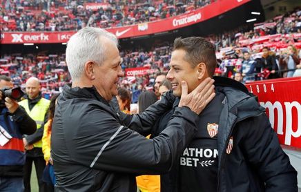 'Chicharito' y Aguirre, saludo y triunfo sin protagonismo para el delantero 'Chicharito' y Aguirre, saludo y triunfo sin protagonismo para el delantero
