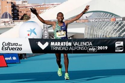 Los etíopes Atanaw y Dereje reinan en el maratón de Valencia Los etíopes Atanaw y Dereje reinan en el maratón de Valencia