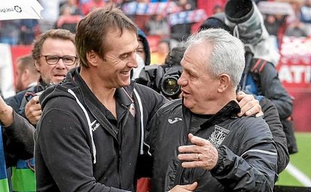 Lopetegui y Aguirre se saludan antes del partido en el Sánchez-Pizjuán. Lopetegui y Aguirre se saludan antes del partido en el Sánchez-Pizjuán.