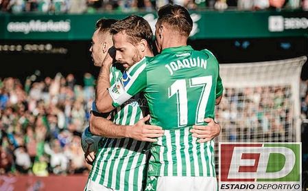 Joaquín, Canales y Loren celebran el gol del empate ante el Valencia. Joaquín, Canales y Loren celebran el gol del empate ante el Valencia.