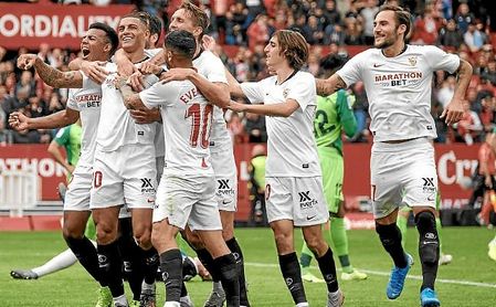 Los futbolistas del Sevilla celebran el gol de Diego Carlos. Los futbolistas del Sevilla celebran el gol de Diego Carlos.