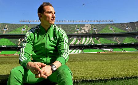 Andrés Guardado posa en el Benito Villamarín en una entrevista para ESTADIO. Andrés Guardado posa en el Benito Villamarín en una entrevista para ESTADIO.