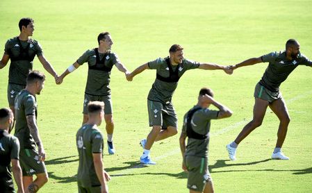 Mandi y Joaquín deben seguir la senda iniciada por Canales y Guardado. Mandi y Joaquín deben seguir la senda iniciada por Canales y Guardado.