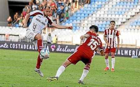 Zozulia, en el Albacete-Tenerife de esta temporada. Zozulia, en el Albacete-Tenerife de esta temporada.