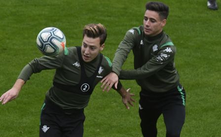 Francis disputa un balón con Álex Moreno en un entrenamiento. Francis disputa un balón con Álex Moreno en un entrenamiento.