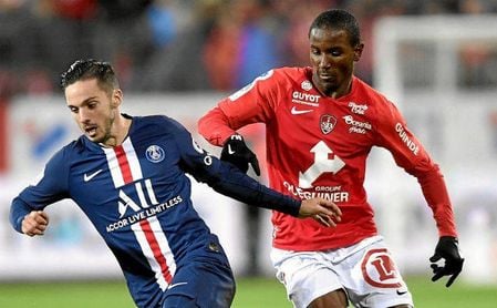 Ibrahima Diallo, jugador del Brest, pugna con el exsevillista Sarabia, ahora en las filas del PSG. Ibrahima Diallo, jugador del Brest, pugna con el exsevillista Sarabia, ahora en las filas del PSG.