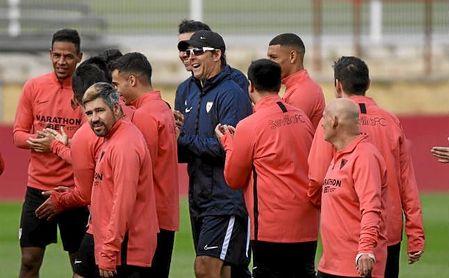 Lopetegui, en un entrenamiento con el Sevilla. Lopetegui, en un entrenamiento con el Sevilla.