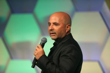 Sampaoli contradice versión del Santos y dice que no renunció "oficialmente" Sampaoli contradice versión del Santos y dice que no renunció "oficialmente"