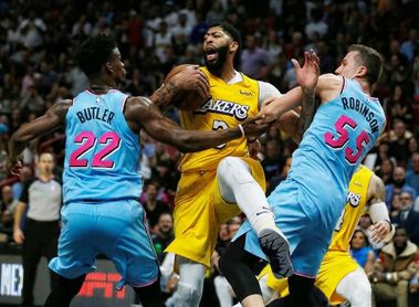 110-113. Davis y James detienen la carrera de los Heat en casa 110-113. Davis y James detienen la carrera de los Heat en casa
