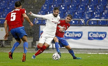 Dabbur pugna por el balón bajo una intensa lluvia en el estadio de Riazor. Dabbur pugna por el balón bajo una intensa lluvia en el estadio de Riazor.