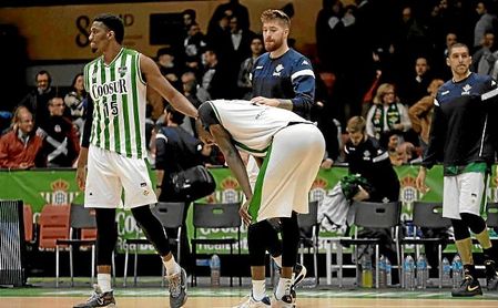 Los jugadores del Betis, abatidos tras la derrota en San Pablo ante Baxi Manresa. Los jugadores del Betis, abatidos tras la derrota en San Pablo ante Baxi Manresa.