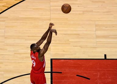 Ibaka, con otro doble-doble, el séptimo consecutivo, da el triunfo a los Raptors Ibaka, con otro doble-doble, el séptimo consecutivo, da el triunfo a los Raptors