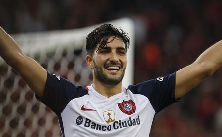 El delantero argentino Nicolás Blandi llega a Chile para firmar con Colo Colo El delantero argentino Nicolás Blandi llega a Chile para firmar con Colo Colo