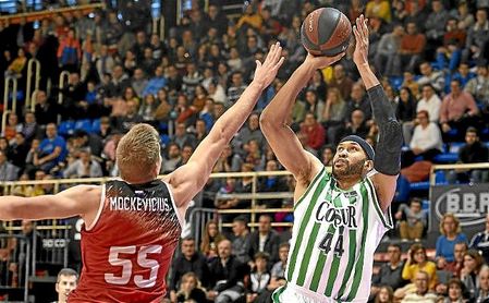 El bético Jordan tira a canasta ante la presencia de un rival del Fuenlabrada. El bético Jordan tira a canasta ante la presencia de un rival del Fuenlabrada.