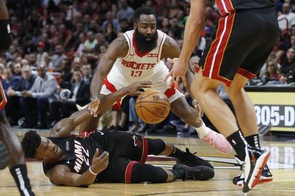 James Harden supera la marca de los 20.000 puntos y mantiene la ucha por MVP James Harden supera la marca de los 20.000 puntos y mantiene la ucha por MVP