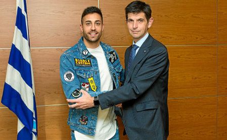 Víctor Camarasa, a su llegada como cedido al Alavés, donde coincidirá con el bético Ismael. Víctor Camarasa, a su llegada como cedido al Alavés, donde coincidirá con el bético Ismael.