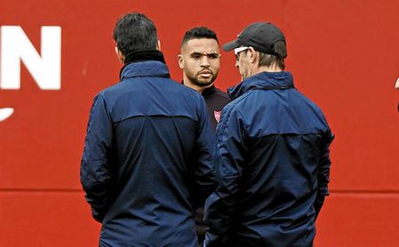Lopetegui y el recién llegado En-Nesyri conversan en el entrenamiento de este viernes. Lopetegui y el recién llegado En-Nesyri conversan en el entrenamiento de este viernes.