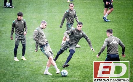 Un momento del entrenamiento celebrado ayer en Los Bermejales. Un momento del entrenamiento celebrado ayer en Los Bermejales.