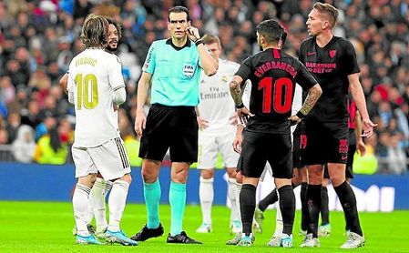 Martínez Munuera, momentos antes de anular el tanto que habría supuesto el 0-1. Martínez Munuera, momentos antes de anular el tanto que habría supuesto el 0-1.
