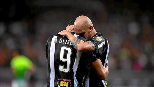 Fábio Santos fue compañero de Arana en el Atlético Mineiro. Fábio Santos fue compañero de Arana en el Atlético Mineiro.