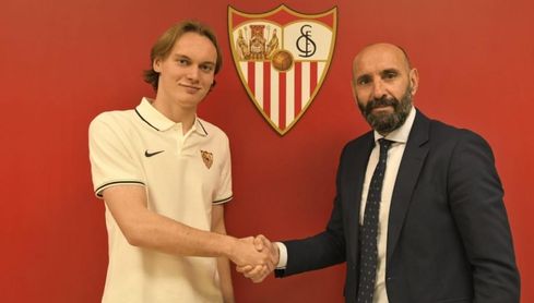 Monchi estrecha la mano de su nuevo fichaje. Monchi estrecha la mano de su nuevo fichaje.