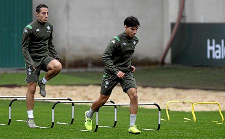 Lainez, entrenándose con el Betis. Lainez, entrenándose con el Betis.