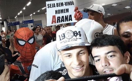 El 'Hombre Arana' recibió al todavía jugador del Sevilla en el aeropuerto. El 'Hombre Arana' recibió al todavía jugador del Sevilla en el aeropuerto.