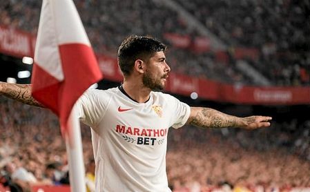 Banega, antes de lanzar un córner en el Sevilla-Alavés. Banega, antes de lanzar un córner en el Sevilla-Alavés.