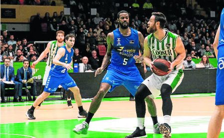 Pablo Almazán resultó decisivo en la victoria del pasado domingo del Real Betis sobre el San Pablo Burgos en la capital hispalense. Pablo Almazán resultó decisivo en la victoria del pasado domingo del Real Betis sobre el San Pablo Burgos en la capital hispalense.