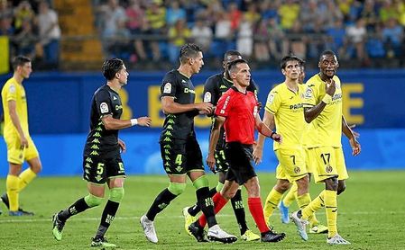 El Betis no suele tener suerte con Estrada Fernández. El Betis no suele tener suerte con Estrada Fernández.