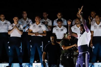 Adebayor reúne a miles de socios de un Olimpia que apunta a la Libertadores Adebayor reúne a miles de socios de un Olimpia que apunta a la Libertadores