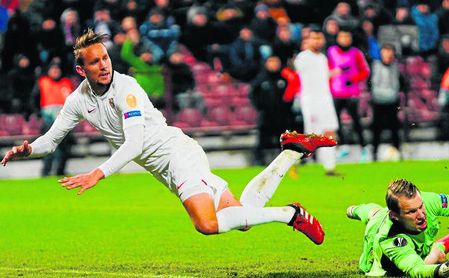 De Jong, justo después de asistir a En-Nesyri en el gol del empate, que le brinda al Sevilla cierta ventaja de cara a la vuelta en Nervión. De Jong, justo después de asistir a En-Nesyri en el gol del empate, que le brinda al Sevilla cierta ventaja de cara a la vuelta en Nervión.