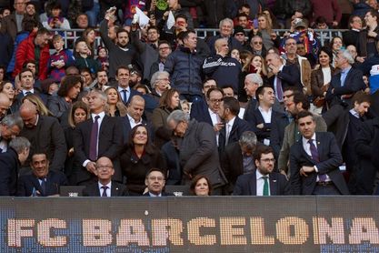 Cuelan una pegatina del Madrid en el marcador electrónico justo debajo de Bartomeu Cuelan una pegatina del Madrid en el marcador electrónico justo debajo de Bartomeu