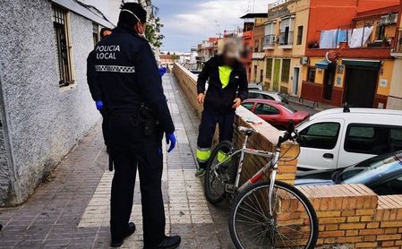Un agente de la Policía Local de San Juan realizando labores de control. Un agente de la Policía Local de San Juan realizando labores de control.